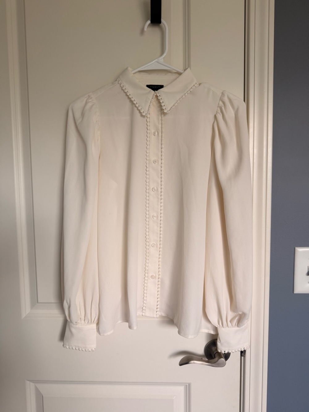 Excellent/Like New!
Ann Taylor Factory Cream Button-Front Blouse - Scallop Trim